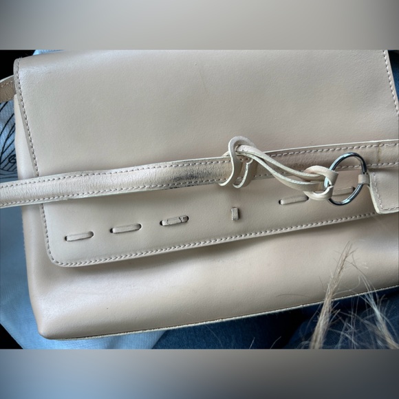 Blaine Trump Beige Leather crossbody Handbag - Picture 9 of 10